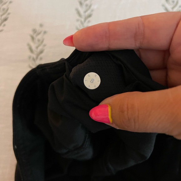 LULULEMON BLACK 2.5” SPEED UP SHORTS SIZE 8 - Picture 4 of 5